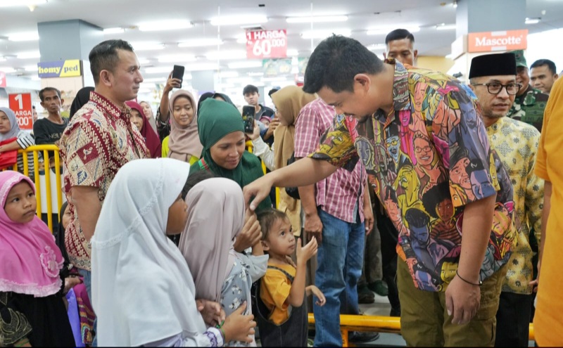 Berbagi Kebahagiaan, Wali Kota Medan Ajak Anak Yatim Berbelanja Baju Lebaran