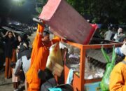 Di Tengah Kemeriahan Malam Takbiran, Ada Petugas Kebersihan Yang Selalu Siaga Membersihkan Sampah