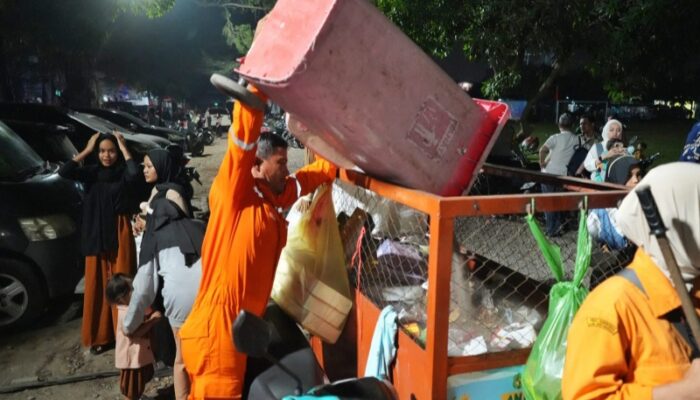 Di Tengah Kemeriahan Malam Takbiran, Ada Petugas Kebersihan Yang Selalu Siaga Membersihkan Sampah