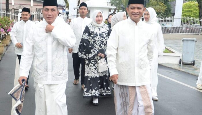 Pj. Gubsu Berbaur Dengan Warga Shalat Idul Fitri