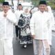 PJ. Gubsu Hassanudin, berjalan bersama Gubsu ke 18 Edy Rahmayadi, menuju tempat pelaksanaan Shalat Idul Fitri, di rumah dinas Gubsu. Waspada/Ist