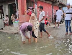 Banjir Rob Tak Menghalangi Warga Belawan Untuk Bersilaturahmi Idul Fitri
