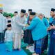 WALI Kota Medan Bobby Nasution melaksanakan Salat Idulfitri 1445 H bersama ribuan warga di Lapangan Sejati Pratama Jalan Jenderal AH Nasution Kecamatan Medan Johor, Rabu (10/4) pagi. Waspada/ist