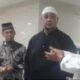 ANGGOTA DPD RI Dedi Iskandar Batubara (kiri), berbicang dengan pengurus Badan Kesejahteraan Masjid (BKM), sebelum menjadi khatib Shalat Jumat. Waspada/Ist