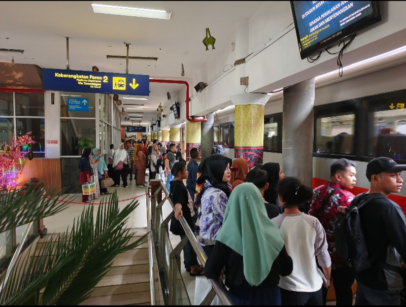 PT Kereta Api Indonesia (Persero) Divisi Regional I Sumatera Utara memprediksi puncak arus balik Lebaran 2024 terjadi pada Minggu, 14 April 2024 atau H+4 Lebaran. Waspada/ist