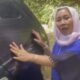 SEORANG wanita menunjukkan kaca mobilnya pecah akibat dilempar batu orang tak dikenal. Waspada/Ist