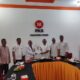 KETUA Pemenangan Tim Edy Rahmayadi, Darlah Harahap, bersama dengan Ketua Penjaringan dan Penyaringan Calon Kepala Daerah PKS Sumut Amsal Nasution, didampingi masing-masing pengurus, memperlihatkan formulir pendaftaran calon Gubsu. Waspada/Ist