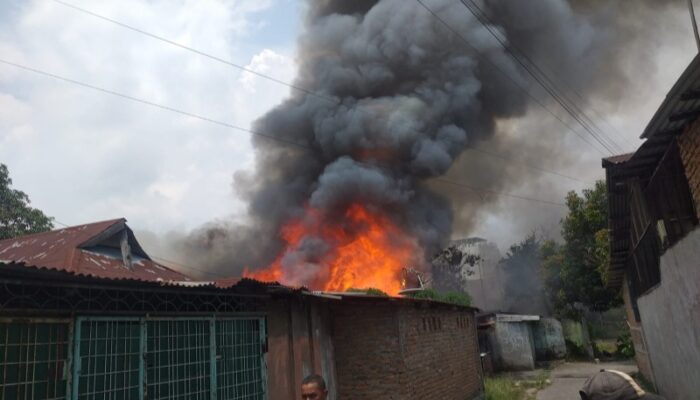 Delapan Rumah Di Asrama Kodam I/BB Medan Perjuangan Terbakar