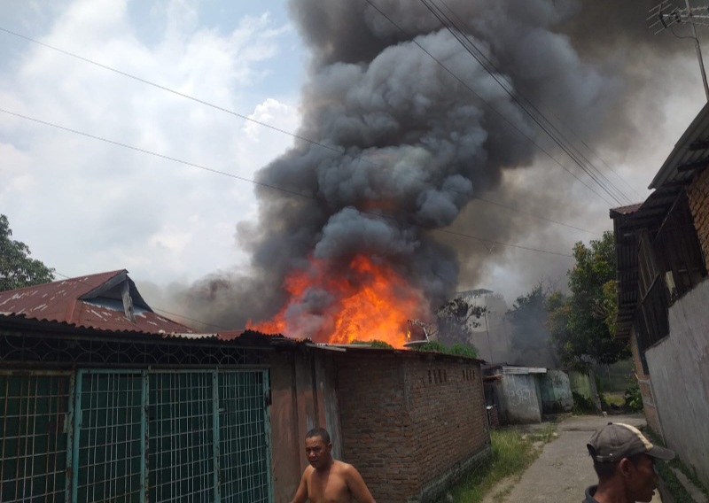 Delapan Rumah Di Asrama Kodam I/BB Medan Perjuangan Terbakar