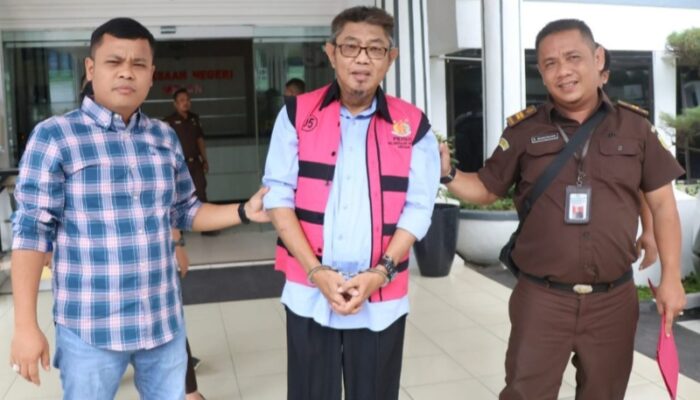 Kejari Tahan Eks Dirut RSUP H Adam Malik Tersangka Korupsi Rp8 M