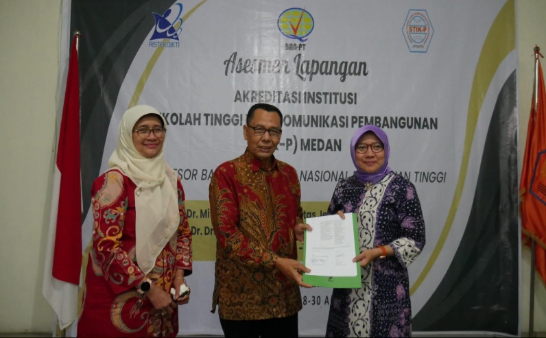 KETUA STIK-P Dr H Sakhyan Asmara MSP menerima hasil asesmen lapangan Akreditasi Institusi dari asesor BAN-PT Dr Mite Setiansah dan Dr Peni Sawitri MM, Senin (29/4). Waspada/ist