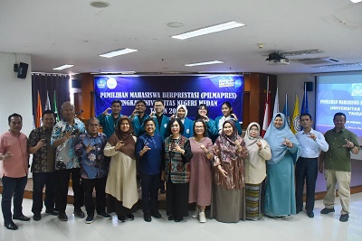 WR III Unimed Prof. Dr. Marice, M.Hum foto bersama panitia dan peserta Pilmapres Unimed 2024. Waspada/Ist
