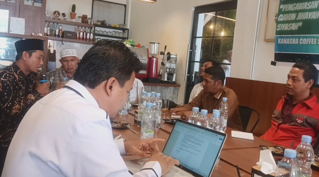 Ketua MPU Kota Langsa Tgk Salahudin saat memberikan tanggapannya tentang pentingnya Qanun Jinayat ditingkatkan dalam kegiatan FGD di Langsa. (Waspada/Ibnu Sa'dan)