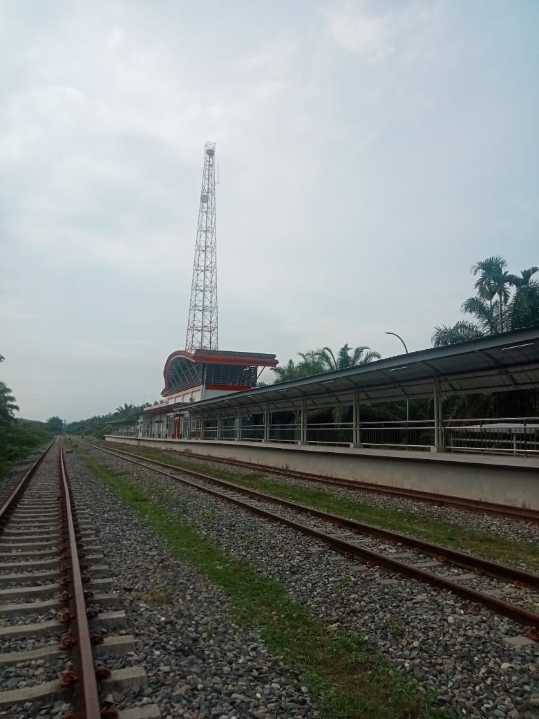 STASIUN KA di Besitang yang sudah selesai dibangun terancam menjadi 'sarang hantu' karena kerapa api tidak juga beroperasi. Waspada/Asrirrais