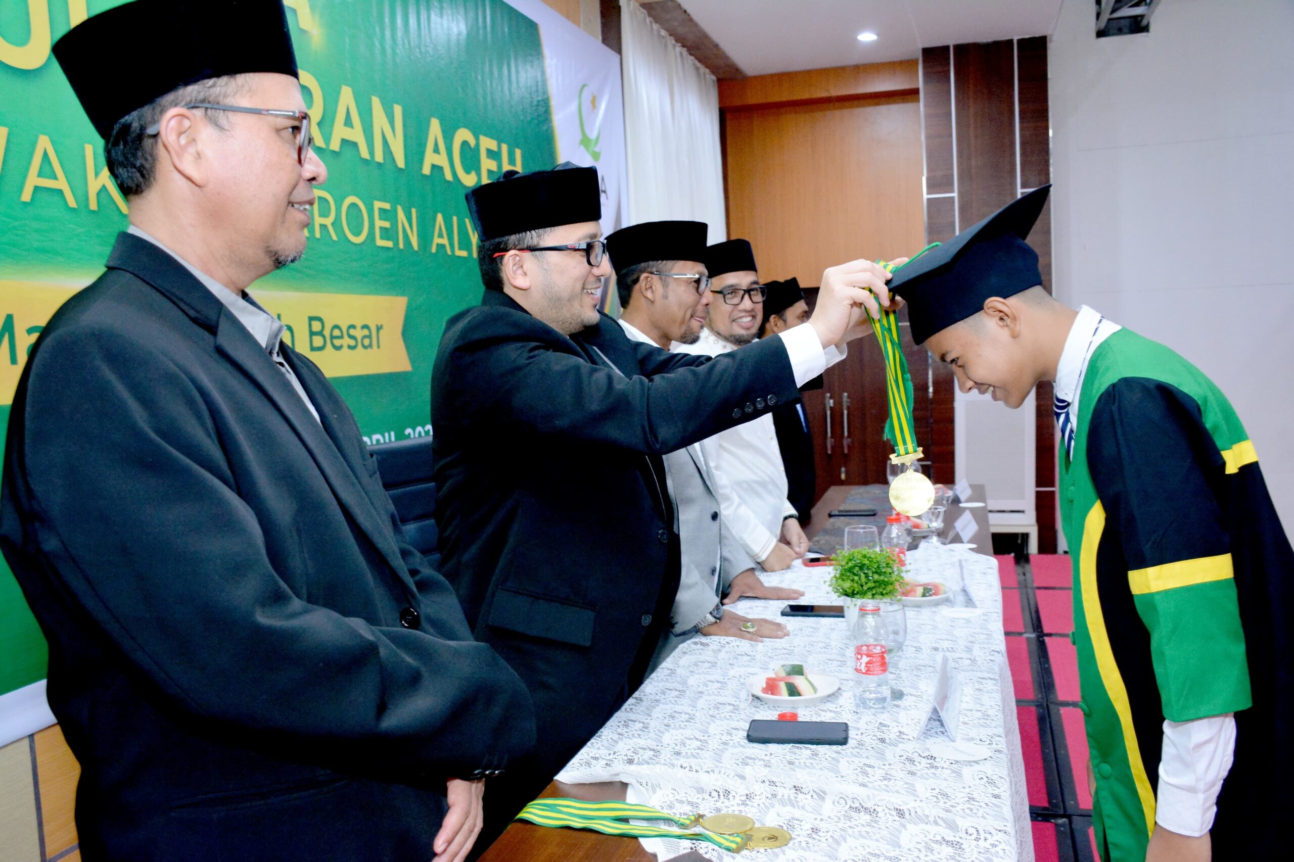 Dayah Darul Quran Aceh Wisuda 42 Santri Tingkat SMA Dayah Darul Quran Aceh Wisuda 42 Santri Tingkat SMA