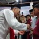 Ketua Tim Safari Ramadan Kelompok I Pemkab Agara, Pj Bupati Syakir saat menyantuni anak yatim piatu. Waspada/Seh Muhammad Amin