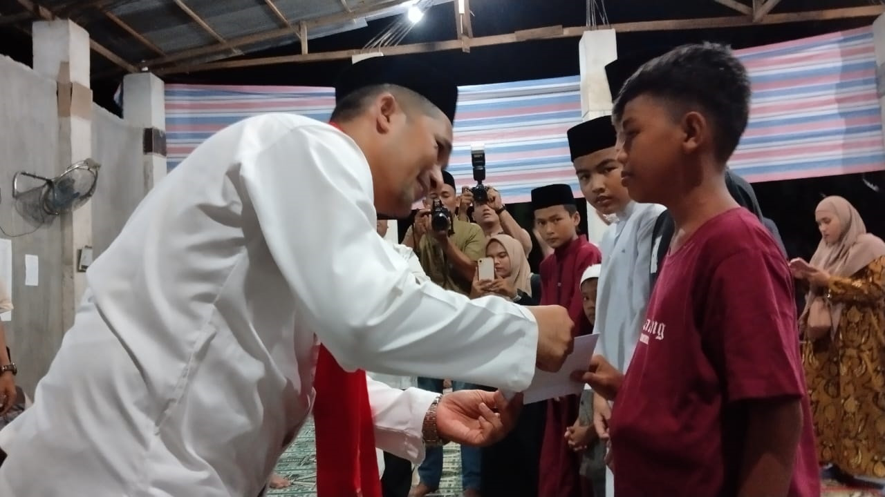 Ketua Tim Safari Ramadan Kelompok I Pemkab Agara, Pj Bupati Syakir saat menyantuni anak yatim piatu. Waspada/Seh Muhammad Amin