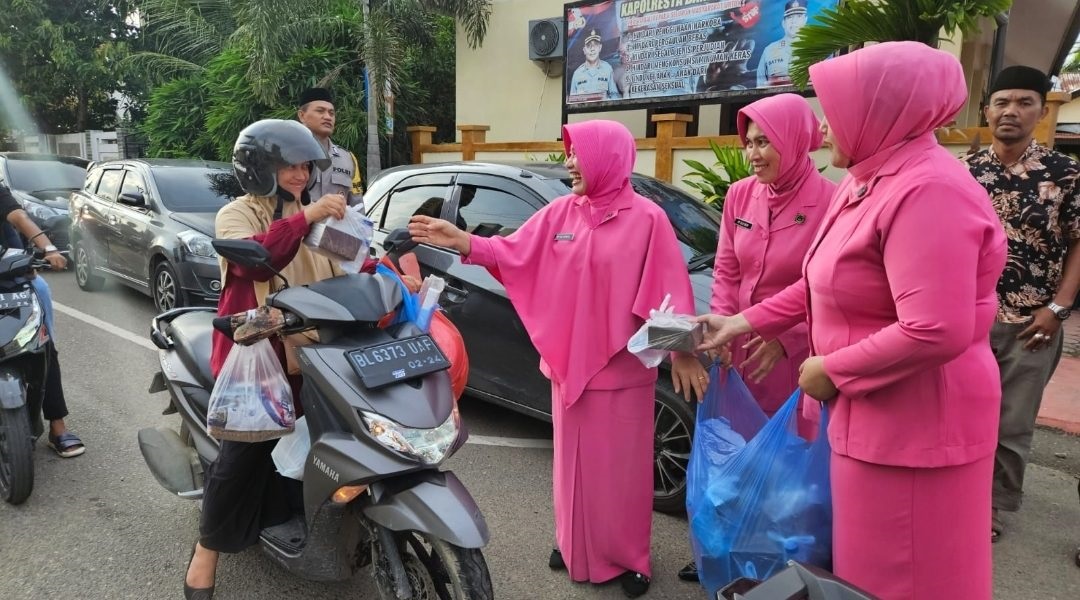 Berkah Ramadan, Polsek Lueng Bata Dan Bhayangkari Bagikan Takjil