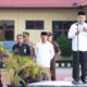 Pj Bupati Drs Azmi sebagai Irup, yang diikuti personel Gabungan TNI Polri dan unsur lainnya saat mengikuti, apel gelar pasukan Operasi Ketupat Seulawah 2024, di Halaman Mapolres Aceh Singkil, Rabu (3/4/2025). WASPADA/Ariefh.