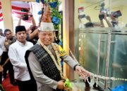 Kapoldasu Irjen Pol Agung Setya Iman Efendi, disaksikan Bupati Radiapoh H Sinaga, melakukan pengguntingan pita pada peresmian gedung baru Polsek Parapat, Kamis (4/4).(Waspada/ist).