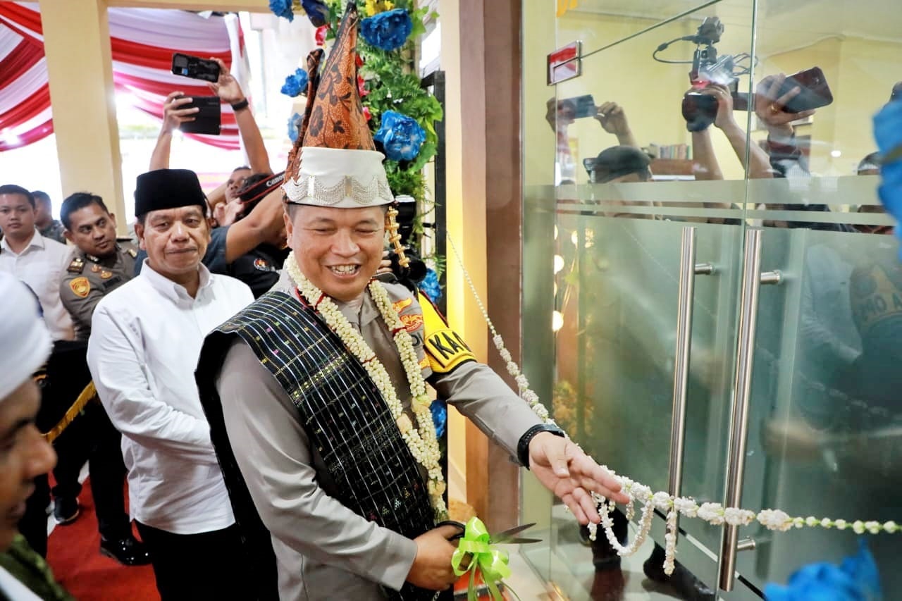Kapoldasu Irjen Pol Agung Setya Iman Efendi, disaksikan Bupati Radiapoh H Sinaga, melakukan pengguntingan pita pada peresmian gedung baru Polsek Parapat, Kamis (4/4).(Waspada/ist).