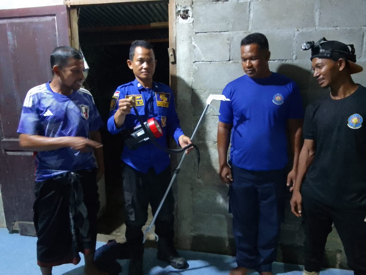 Kobra Dievakuasi Dari Kamar Mandi Rumah Warga Kobra Dievakuasi Dari Kamar Mandi Rumah Warga