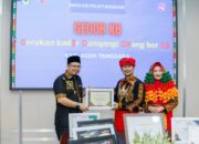 Pj Bupati Agara Syakir sebelah kanan didampingi Istri dan selelah kiri, Kepala Kadis PPKB Budi Afrizal. Waspada/Seh Muhammad Amin