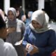 Wakil Bupati Madina, Atika Azmi Utammi Nasution saat santunan dan buka puasa bersama anak-anak panti asuhan, Senin (1/4). (Waspada/ist).