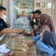 Tampak warga saat bertransaksi di Toko Emas Berkat Jasa Sejahtera Langsa, Selasa (16/4). Waspada/Rapian