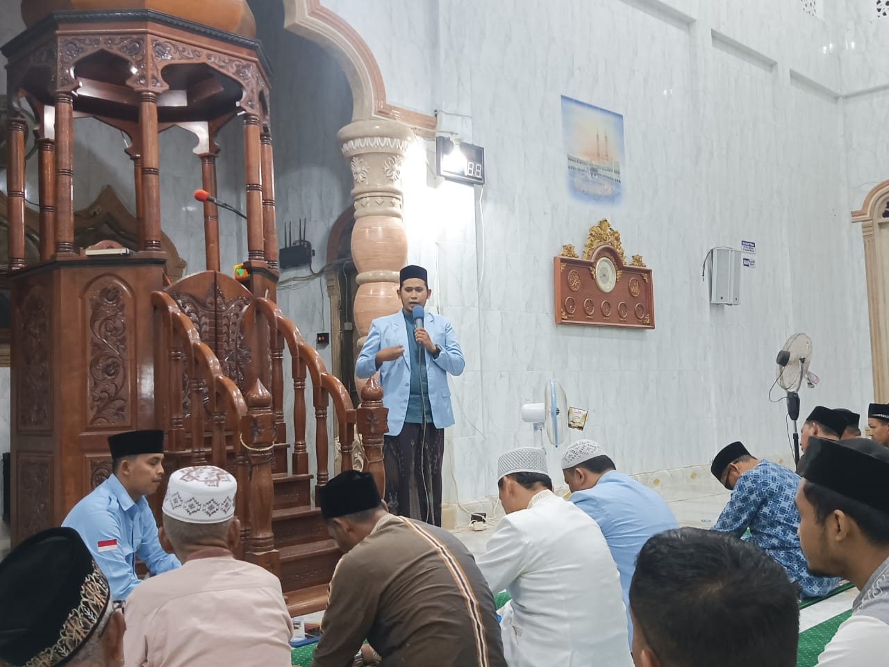 Waketum II DPD BKPRMI Aceh Timur, Tgk Ridwan Idy, menyampaikan tausiah berkaitan dengan pentingnya kelestarian lingkungan dan tata cara menjaga hutan dan melindungi satwa liar dalam Safari Ramadan 1445 hijriyah di Masjid Baitul Hidayah Alue Ie Mirah, Indra Makmu, Aceh Timur, Minggu (31/3) malam. Waspada/Muhammad Ishak
