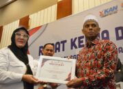 Kepala Dinas Pengendalian Penduduk Keluarga Berencana Pemberdayaan Perempuan dan Perlindungan Anak Kabupaten Aceh Besar Drs Fadlan menerima penghargaan gampong terbaik untuk Gampong Terbaik Keluarga Berkualitas Tahun 2024 yang diraih Gampong Meunasah Baro Kemukiman Lamlhom, Kecamatan Lhoknga, di Hermes Hotel Banda Aceh, Rabu (3/4). (Waspada/Ist)