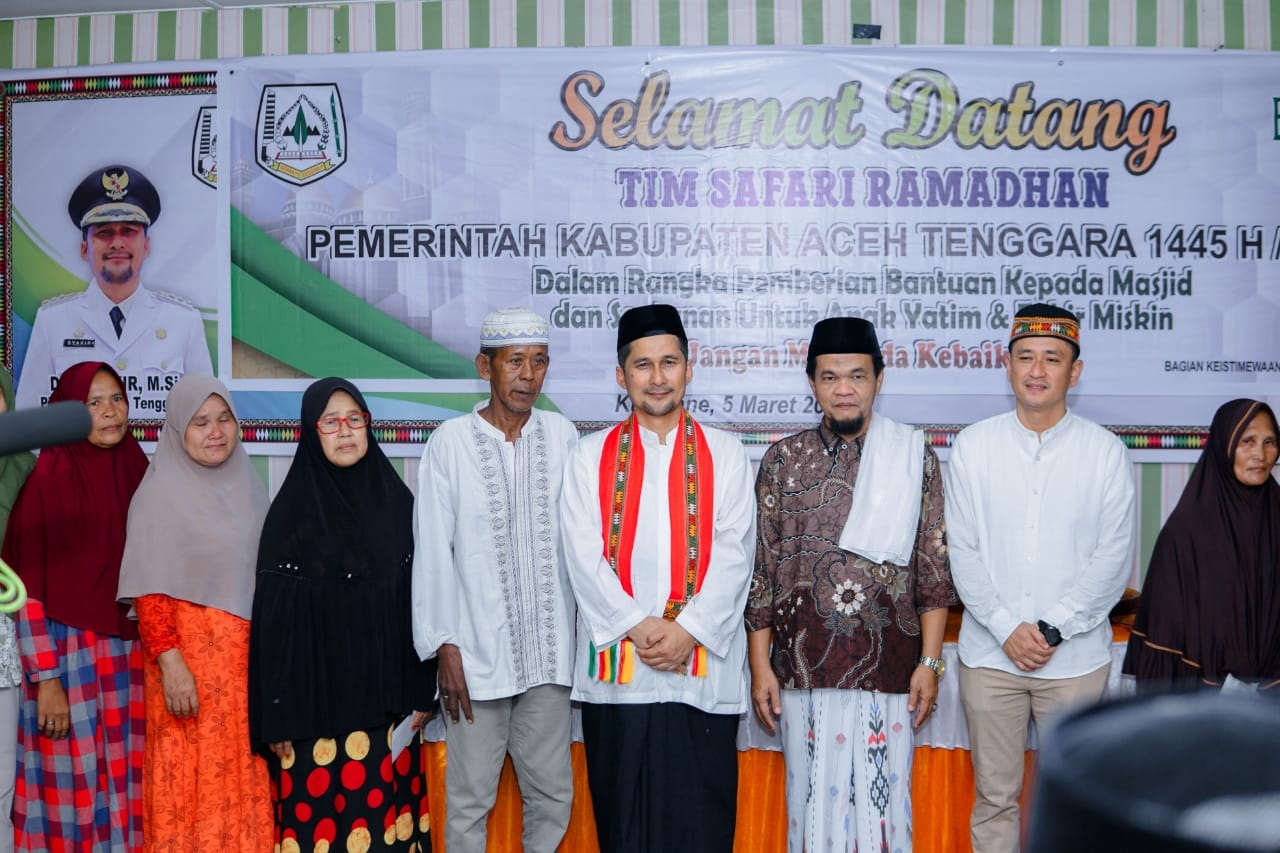 Pj Bupati Syakir saat memberikan bantuan kemakmuran Masjid. Waspada/Seh Muhammad Amin