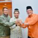 Ketua DPP PKS BPW Sumbagut, H. Hendry Munief didampingi Ketua DPW PKS Aceh, Tgk. Makhyaruddin Yusuf memberikan restu kepada Aidil Fan (berbaju orange) untuk maju sebagai Bakal Calon Kepala Daerah pada Pilkada 2024 di Kota Langsa, Sabtu (27/4). Waspada/ist