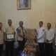 Manager PLN UP3 Langsa, Indradi Pratama didampingi jajaran management, Asman Keuangan dan Umum, Zulham ZA, Manager PLN ULP Langsa Kota, Bian Wahyudi dan Ketua YBM PLN Langsa, M Ricko Taqwim saat menyerahkan zakat kepada Pemko Langsa yang diterima Pj Wali Kota Langsa, Syaridin, di Pendopo Wali Kota Langsa, Rabu (3/4) petang.Waspada/Rapian.