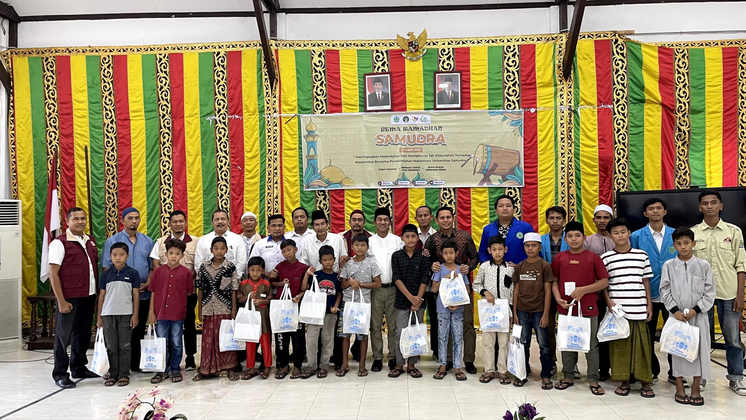 Rektor Unsam Langsa, Hamdani didampingi 20 anak yang telah dikhitan gratis, di Aula setempat, Rabu (3/4). Waspada/Rapian.