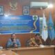 Tampak Sekretaris YDBU Ustadz Dede Gustian SH, MSi, saat menerima salinan keputusan Kementerian Pendidikan, Kebudayaan Riset dan Tekhnologi tentang badan penyelenggara Stikes Bustanul Ulum Langsa, di kampusnya Jalan Syiah Kuala, Gampong Tualang Tengoh, Kecamatan Langsa Kota, Rabu (3/4). Waspada/Rapian