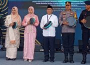 Kepala KPw BI Pematangsiantar Muqorobin (empat kanan) bersama Sekda Tanjung Balai Nurmalini Marpaung (empat kiri), Asisten II Pemko Pematangsiantar Zainal Siahaan, Kabag Ops Polres Tanjung Balai Kompol MP. Pardede dan lainnya menabuh rebana yang menandai pembukaan Fesyar di lapangan Sultan Abdul Jalil Rahmadsyah, Kota Tanjung Balai, Sabtu (27/4).(Waspada-Edoard Sinaga).