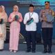 Kepala KPw BI Pematangsiantar Muqorobin (empat kanan) bersama Sekda Tanjung Balai Nurmalini Marpaung (empat kiri), Asisten II Pemko Pematangsiantar Zainal Siahaan, Kabag Ops Polres Tanjung Balai Kompol MP. Pardede dan lainnya menabuh rebana yang menandai pembukaan Fesyar di lapangan Sultan Abdul Jalil Rahmadsyah, Kota Tanjung Balai, Sabtu (27/4).(Waspada-Edoard Sinaga).