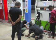 Personel Unit Tipidter Satreskrim Polresta Banda Aceh sedang mengecek salah satu SPBU di Banda Aceh. (Waspada/Zafrullah)