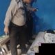 Petugas Polsek Raya dan Unit Identifikasi Reskrim Polres Simalungun saat melakukan olah TKP.(Waspada/ist).