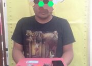 TERSANGKA Narkoba jenis sabu, RP alias Kardo tengah menunjukkan barang bukti di Mapolres Humbahas. Waspada/Ist