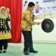 Bupati Simalungun Radiapoh H Sinaga, didampingi Kadisdik Sudiahman Saragih, memukul gong saat membuka kegiatan Lokakarya 7 Program Pendidikan Guru Penggerak Angkatan 9 Kab. Simalungun, di gedjng MUI Skmalungub, Sabtu (27/4).(Waspada/ist).