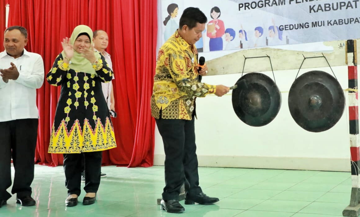 Bupati Simalungun Radiapoh H Sinaga, didampingi Kadisdik Sudiahman Saragih, memukul gong saat membuka kegiatan Lokakarya 7 Program Pendidikan Guru Penggerak Angkatan 9 Kab. Simalungun, di gedjng MUI Skmalungub, Sabtu (27/4).(Waspada/ist).