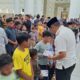 Pj Bupati Abdya Darmansah, menyerahkan santunan anak yatim yang terkumpul melalui kotak amal Masjid Agung Baitul Ghafur Abdya. Foto direkam Rabu (3/4) lalu.Waspada/Syafrizal