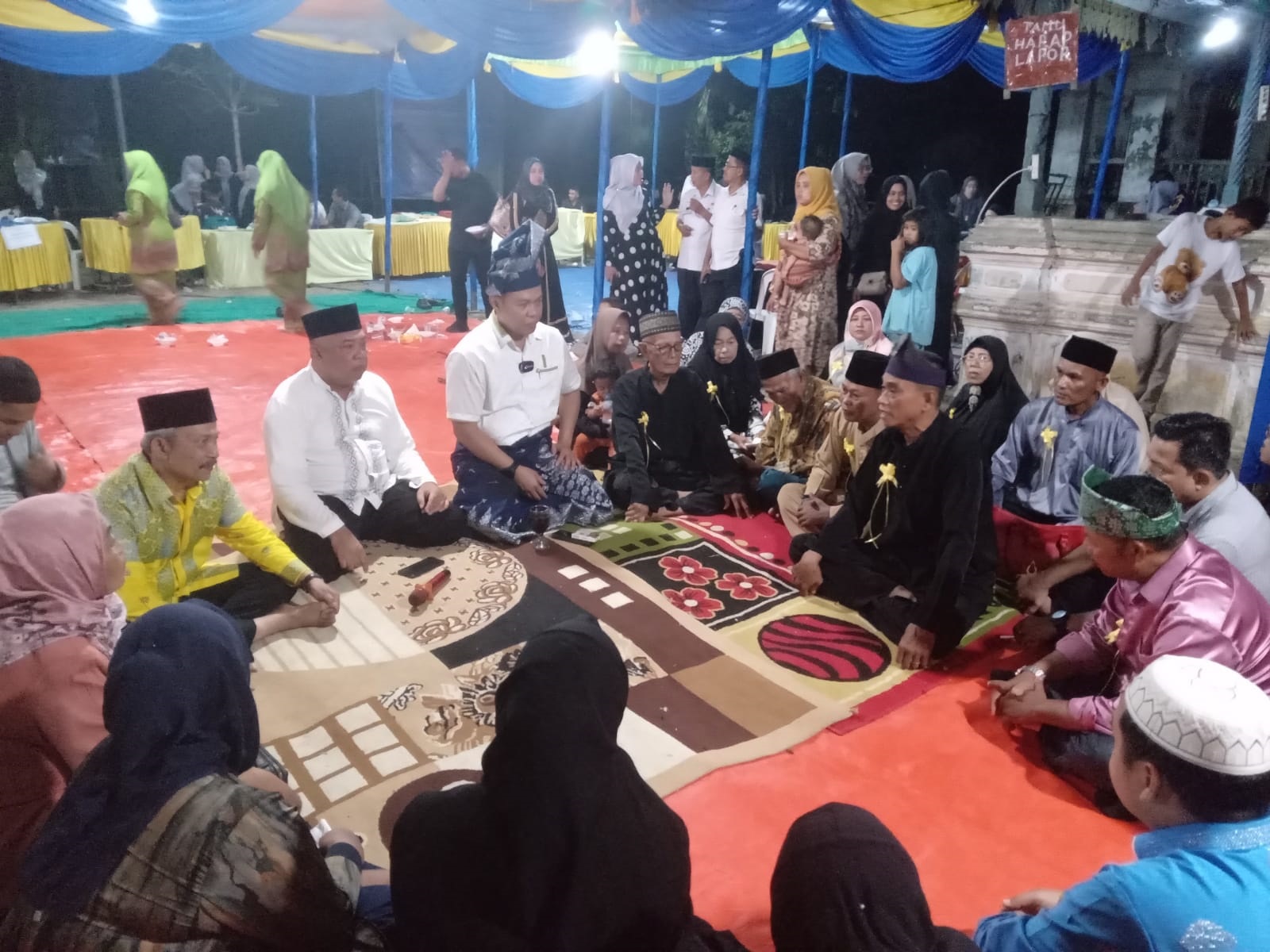   SUASANA buka puasa bersama Pemkab Batubara dengan Zuriat Istana Niat Limalaras dan masyarakat. Waspada/Iwan Has