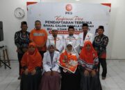 Ketua DPD PKS Asahan Henri Siregar, didampingi Sekretaris Sofyan Samosir, dan pengurus saat Konferensi Pers terkait pembukaan pendaftaran Balon Bupati Asahan Pilkada serentak 2024, di Kantor DPD PKS Asahan, Mutiara, Kisaran, Sabtu (27/4).Waspada/Sapriadi