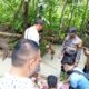 Personel Polsek Mandrehe saat mendatangi lokasi penemuan mayat Hasanaha Zai yang tewas terapung di Sungai Bofino, Desa Tumori, Kecamatan Mandrehe, Kabupaten Nias Barat, Kamis (4/4). Waspada/Ist