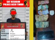 Tersangka AS bersama barang bukti diamankan polisi di Polres Aceh Timur, Sabtu (27/4) malam. Waspada/Ist.