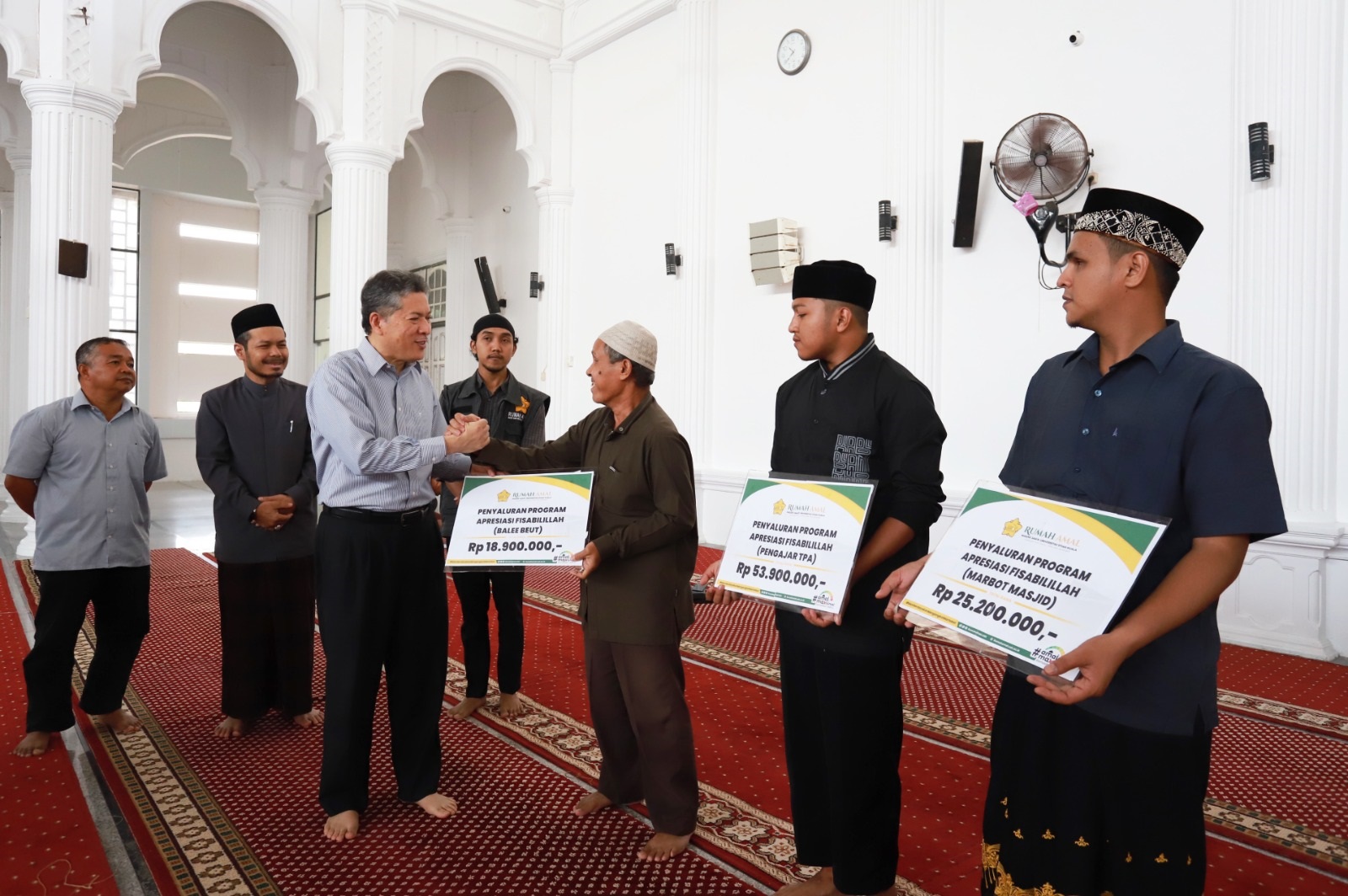 Rektor USK, Prof. Dr. Ir. Marwan menyerahkan bantuan Apresiasi Fisabilillah untuk balee beut, pengajar TPA, dan marbot masjid yang ada di lingkungan kampus USK, Kamis (4/4). Waspada/Ist