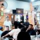 Halal bihalal Danki 2 Batalyon B Pelopor Sat Brimob Polda Aceh Aramiah dengan insan Pers, di Merdeka Rock Cafe Kota Langsa, Jumat (19/4) malam. Waspada/Munawar
